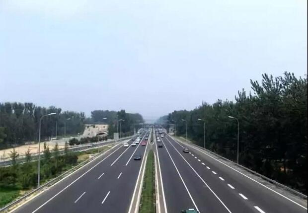 間斷性踩油門的操作，能讓我們?cè)谛旭倳r(shí)省油嗎？