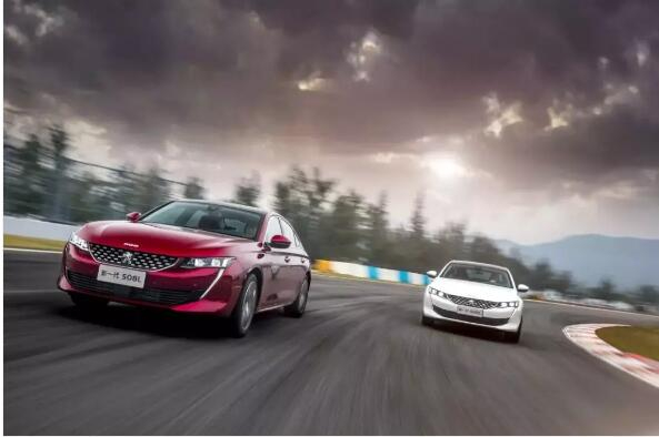 路面是黃虛線時 超車要注意什么！